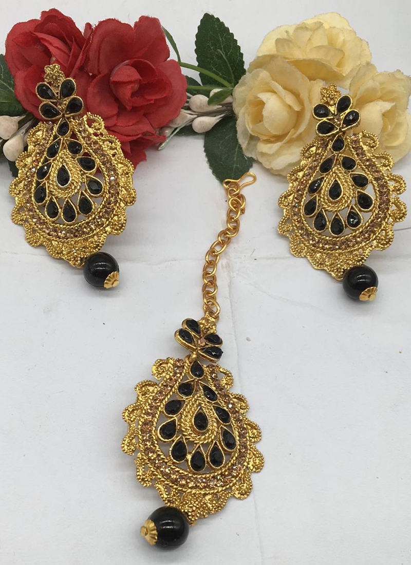 crop top punjabi earrings with maang tikka